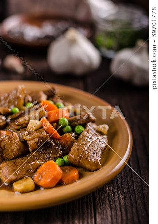 Pork medallions with vegetable and soy garlic sauce Pork medallions with vegetable and soy garlic sauce 39701778
