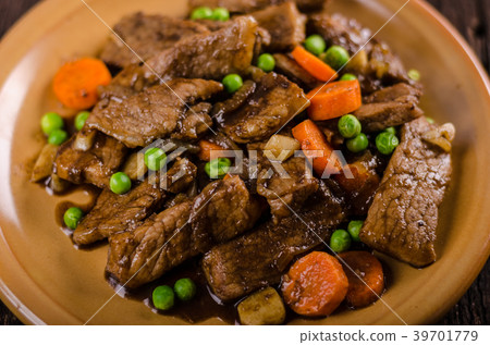 Pork medallions with vegetable and soy garlic sauce Pork medallions with vegetable and soy garlic sauce 39701779