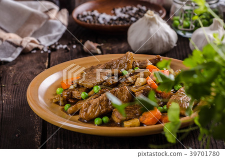 Pork medallions with vegetable and soy garlic sauce 39701780