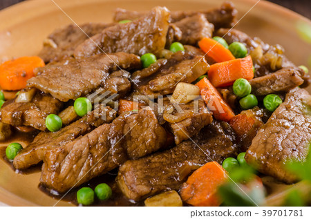 Pork medallions with vegetable and soy garlic sauce Pork medallions with vegetable and soy garlic sauce 39701781