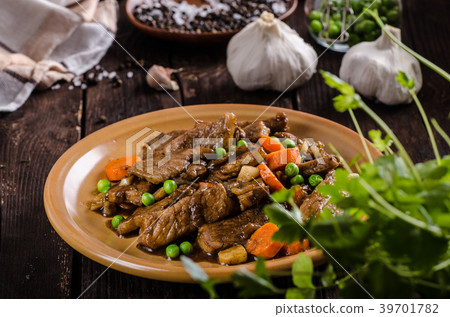 Pork medallions with vegetable and soy garlic sauce 39701782