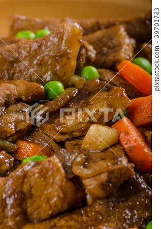 Pork medallions with vegetable and soy garlic sauce Pork medallions with vegetable and soy garlic sauce 39701783