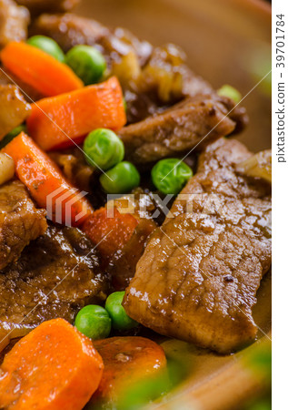 Pork medallions with vegetable and soy garlic sauce Pork medallions with vegetable and soy garlic sauce 39701784