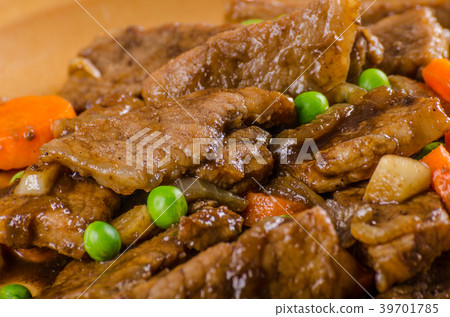 Pork medallions with vegetable and soy garlic sauce Pork medallions with vegetable and soy garlic sauce 39701785