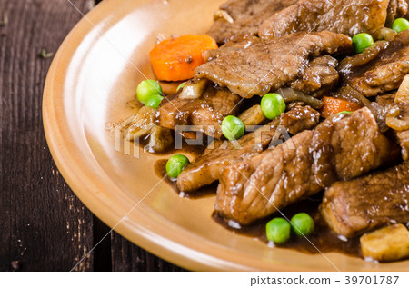Pork medallions with vegetable and soy garlic sauce Pork medallions with vegetable and soy garlic sauce 39701787
