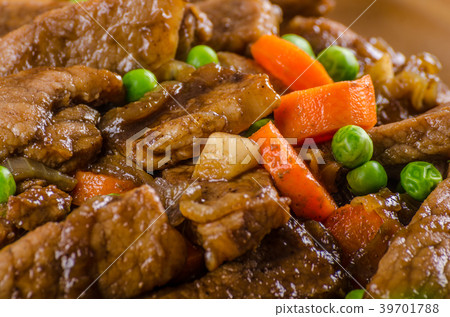Pork medallions with vegetable and soy garlic sauce Pork medallions with vegetable and soy garlic sauce 39701788
