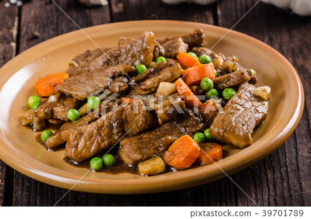 Pork medallions with vegetable and soy garlic sauce Pork medallions with vegetable and soy garlic sauce 39701789