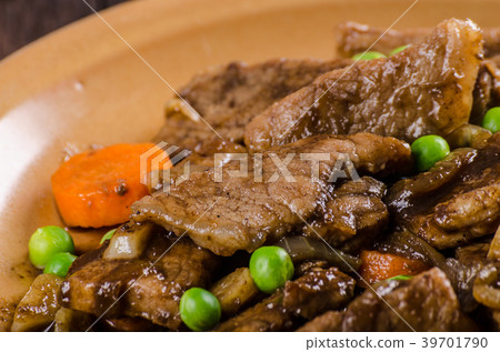 Pork medallions with vegetable and soy garlic sauce Pork medallions with vegetable and soy garlic sauce 39701790
