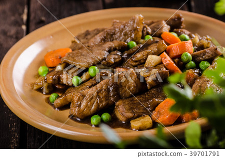 Pork medallions with vegetable and soy garlic sauce Pork medallions with vegetable and soy garlic sauce 39701791
