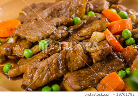 Pork medallions with vegetable and soy garlic sauce Pork medallions with vegetable and soy garlic sauce 39701792