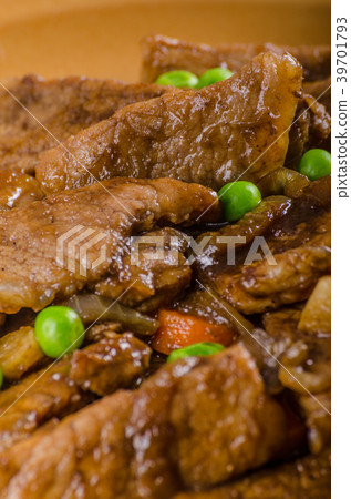 Pork medallions with vegetable and soy garlic sauce Pork medallions with vegetable and soy garlic sauce 39701793