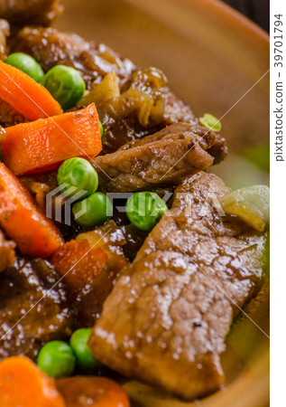 Pork medallions with vegetable and soy garlic sauce Pork medallions with vegetable and soy garlic sauce 39701794