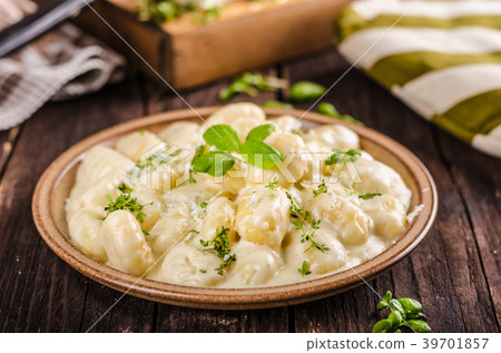 Cheese gnocchi with blue cheese sauce and galic Cheese gnocchi with blue cheese sauce and galic 39701857