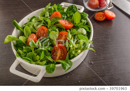 Lamb lettuce salad, tomatoes and herbs 39701963