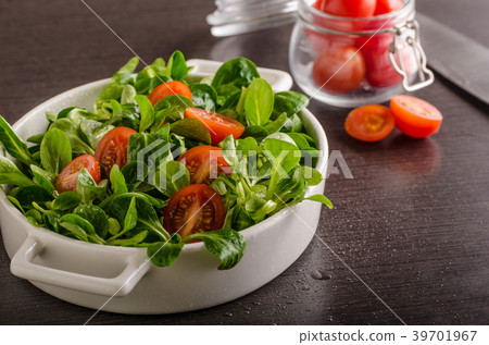 Lamb lettuce salad, tomatoes and herbs 39701967