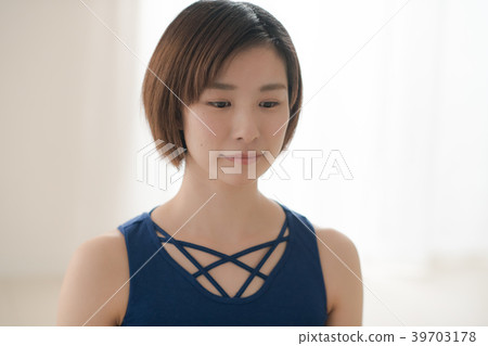 做瑜伽的少婦在演播室 39703178