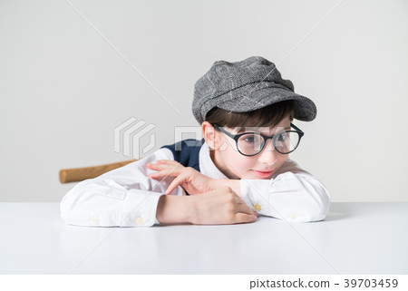 凝視桌的男孩 39703459