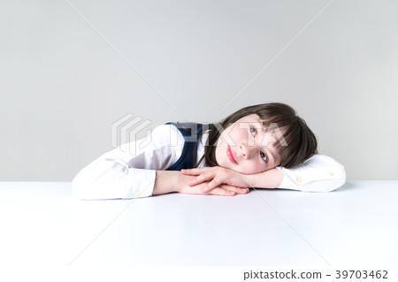 一個女孩帶著微笑 一個女孩帶著微笑 39703462