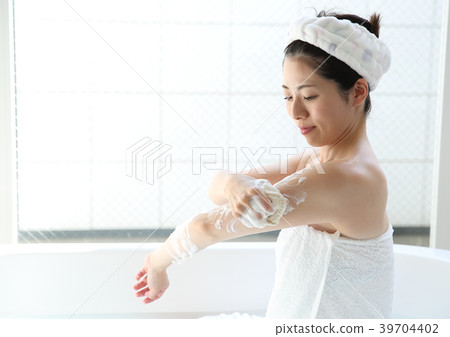 在浴缸裡洗你的身體 39704402