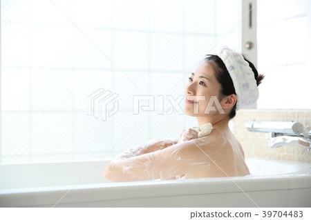 在浴缸裡洗你的身體 39704483