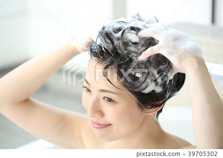 Woman washing her head 39705302