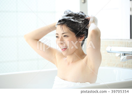 Woman washing her head 39705354