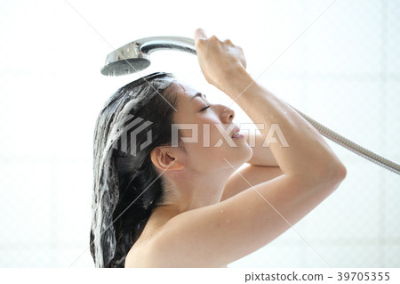 Woman washing her head Woman washing her head 39705355