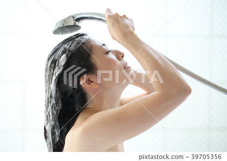 Woman washing her head 39705356