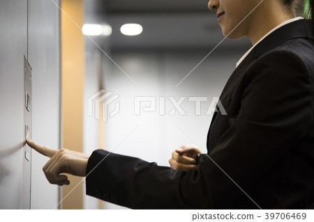 一個女人推著電梯按鈕 39706469