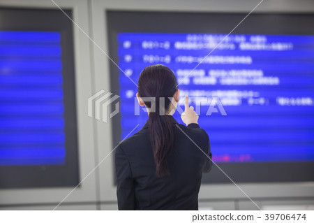 看廣告牌的女商人 39706474