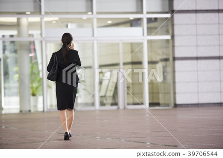 打電話的女商人的背面圖 39706544