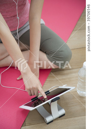 一個操作平板電腦的女人 39706546