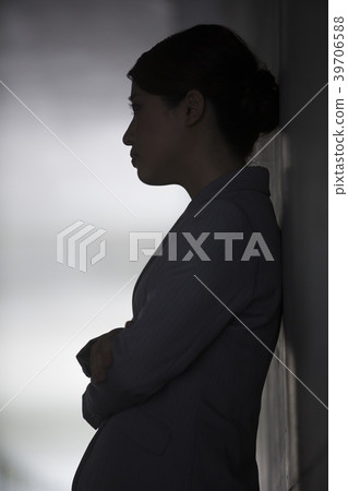 business woman thinking 39706588