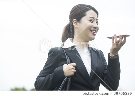 Business woman talking to a smartphone 39706589