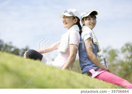 Good parent and child who take a break during exercise 39706664