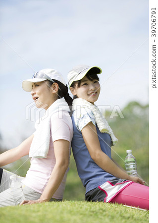 Good parent and child who take a break during exercise 39706791