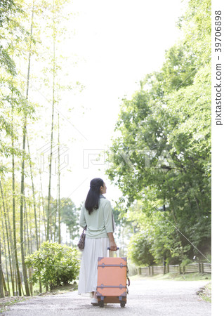 中年婦女背面圖帶著手提箱的 39706898