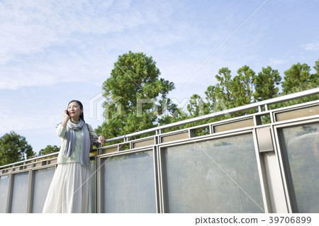 Middle-aged woman making a phone call on her smartphone 39706899