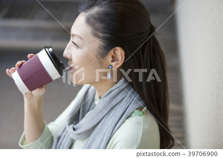 喝一杯熱飲料的中年婦女 39706900