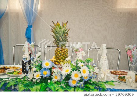 The table is decorated with pineapple and flowers 39709309