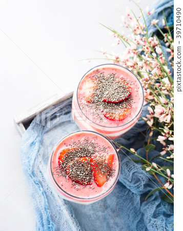 Yogurt strawberry fruit parfait with rolled oats 39710490