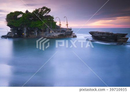 Pura Tanah Lot at sunset, Bali, Indonesia 39710935