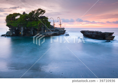 Pura Tanah Lot at sunset, Bali Pura Tanah Lot at sunset, Bali 39710936