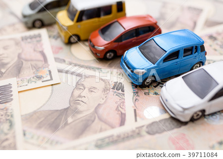 很多一萬日元和汽車玩具車形象 39711084
