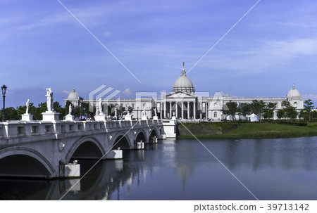 台南奇美博物館的奧林帕斯橋, 以及美麗的藍天 台南奇美博物館的奧林帕斯橋, 以及美麗的藍天 39713142