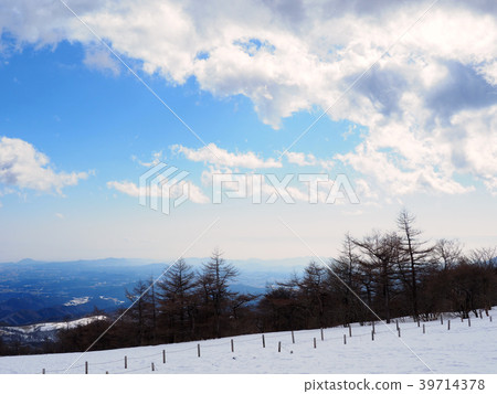 Mountain climbing in snowy mountains Mountain climbing in snowy mountains 39714378