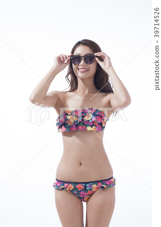 比基尼泳裝陽光的少婦 比基尼泳裝陽光的少婦 39714526