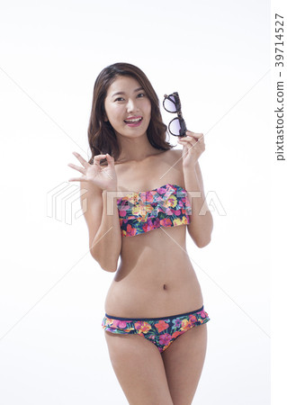 比基尼泳裝陽光的少婦 比基尼泳裝陽光的少婦 39714527