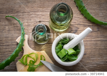 Aloe vera, cutting board, mortar of chopped aloe Aloe vera, cutting board, mortar of chopped aloe 39714941