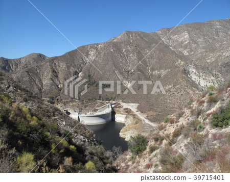 Dam in the mountains of California, USA Dam in the mountains of California, USA 39715401